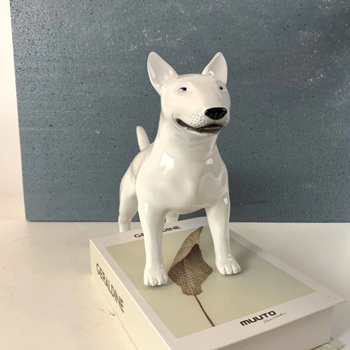 Статуя бультер'єра Художня смоляна скульптура собаки