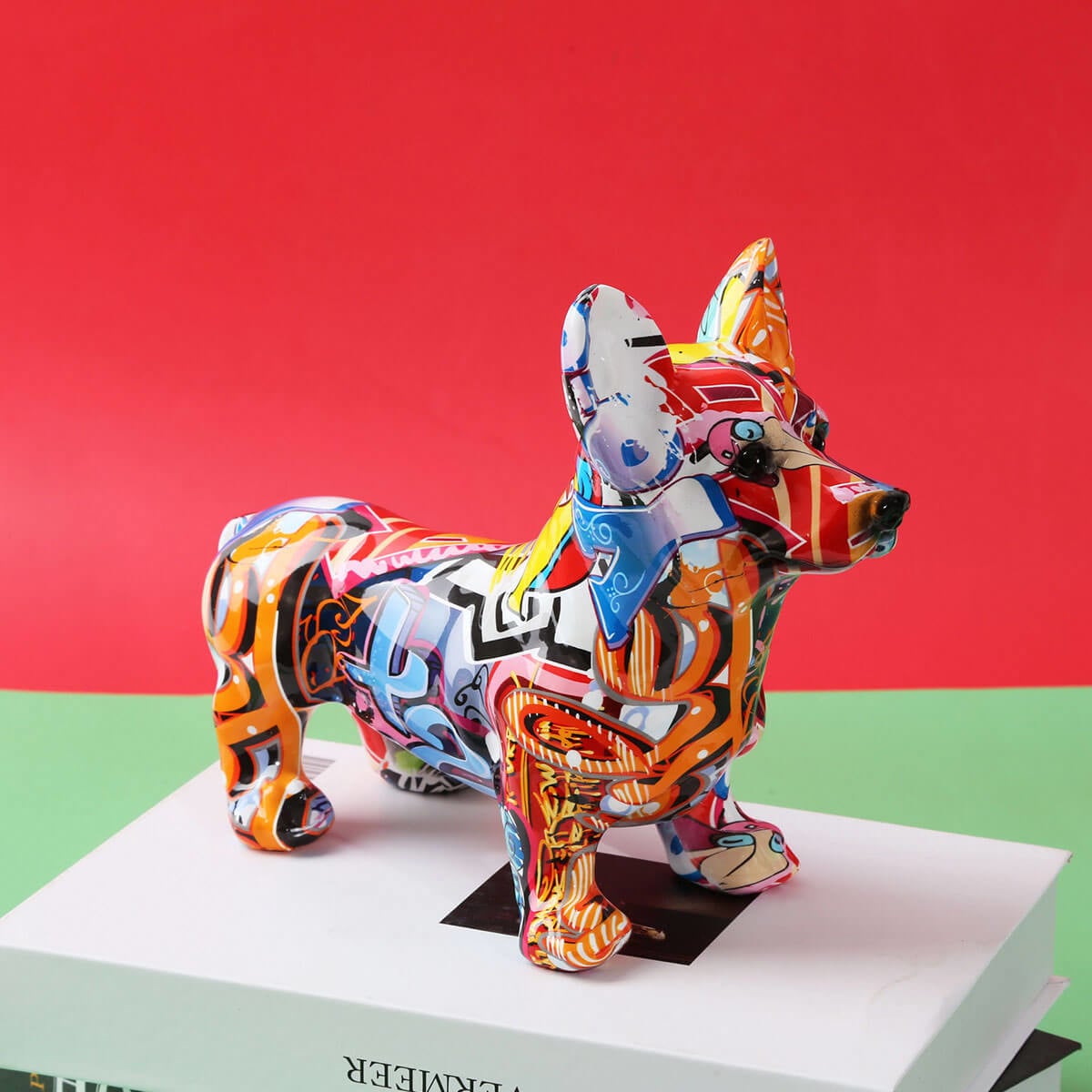 Πολύχρωμο γλυπτό τέχνης γκράφιτι άγαλμα σκύλου Corgi