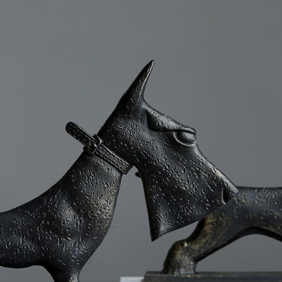 Knírač železná socha moderního umění psa